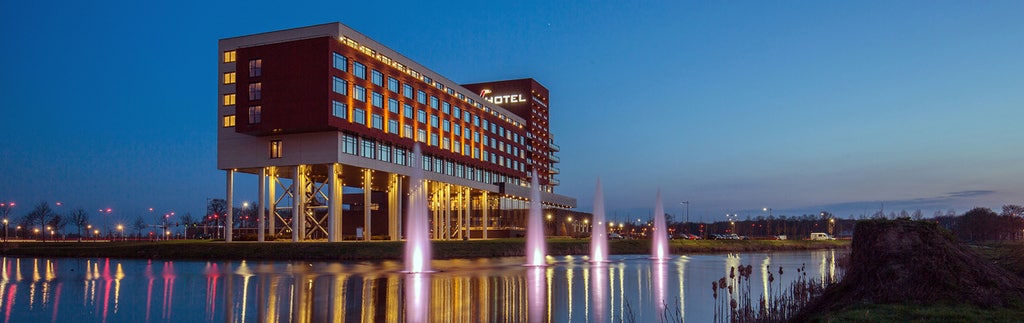 Van der Valk Hotel Zwolle bij avondlicht